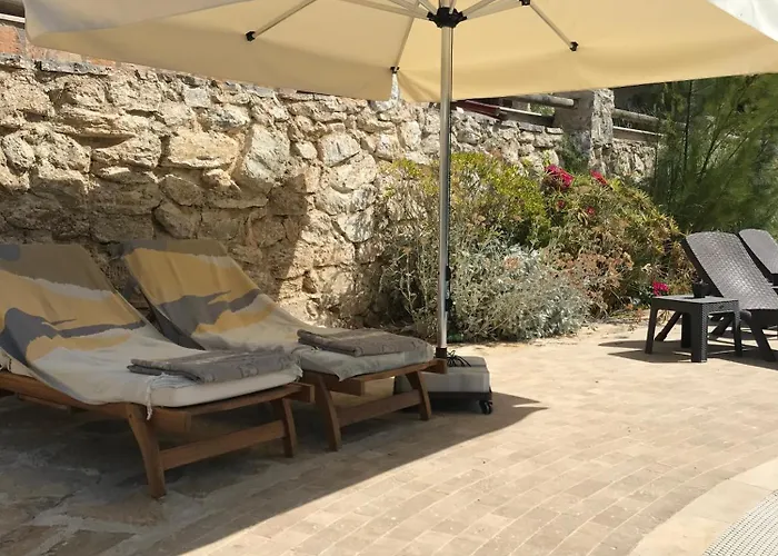 아파트 Rustic Modern Patio With Shared Pool